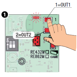1. Tieni premuto il pulsante sul ricevitore del RELÈ che desideri memorizzare; il LED L1 inizierà a lampeggiare. 1. Tieni premuto il pulsante sul ricevitore del RELÈ che desideri memorizzare; il LED L1 inizierà a lampeggiare.