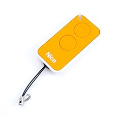 La télécommande NICE Era Inti INTI2Y s’accroche facilement à un trousseau de clés