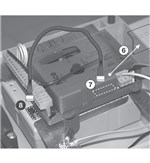 6. Retirez le cache en plastique du connecteur 7. Branchez le câble de la batterie au connecteur 8. Branchez le câble au connecteur de la batterie 