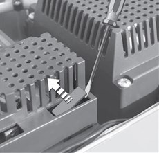 1. Entfernen Sie die Kunststoffabdeckung des Batterieanschlusses