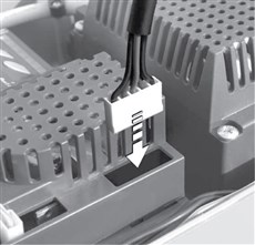 2. Schließen Sie die Batterie am Anschluss an und platzieren Sie sie neben der Steuerung
