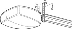 3. Bohren Sie an den markierten Stellen Löcher. Heben Sie die Schiene mit Antrieb erneut mithilfe einer Leiter an und befestigen Sie die Winkel an der Decke.